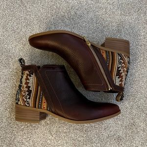 BRAND NEW NEVER WORN WOMENS BOOTS SIZE 8